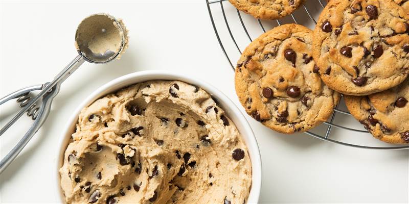 TikTok Recipes in Action: Easy Oatmeal Chocolate Chip Cookies